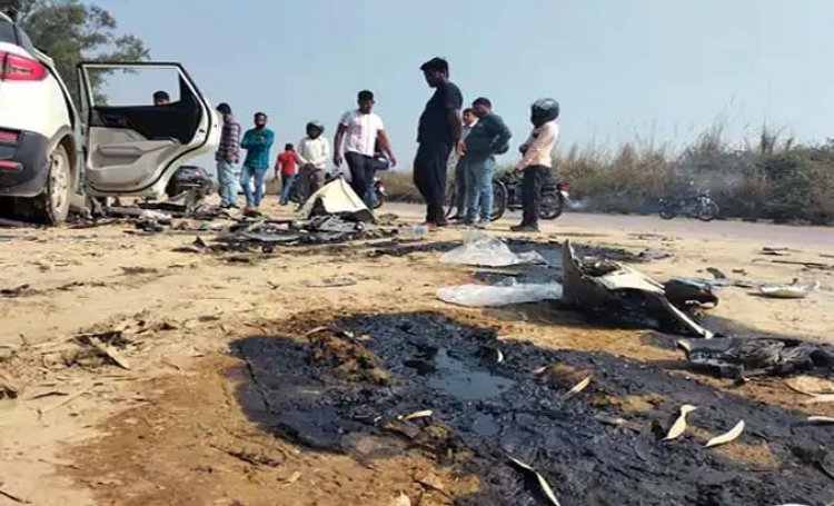 डंपर-कार की भीषण टक्कर, 3 की मौत:कुशीनगर के रहने वाले थे कार सवार, शहीद पथ पर हुए हादसे के बाद लगा जाम