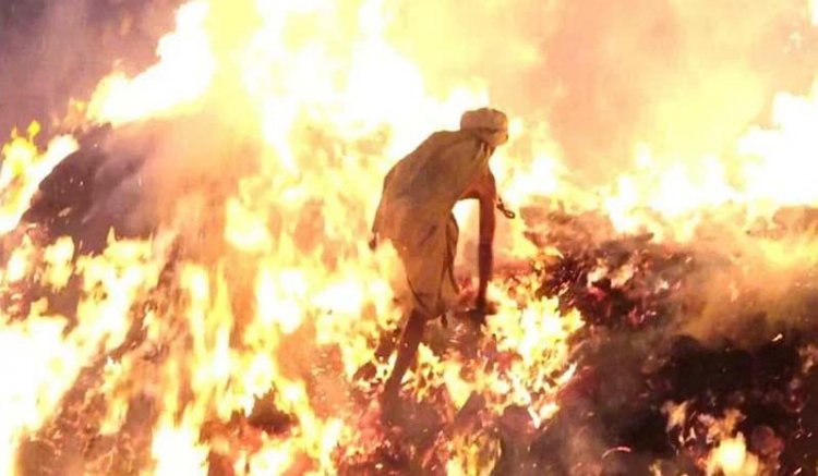 धधकती आग में कूद गया पंडा, मथुरा में होलिका दहन के इस नजारे को देखकर आप भी रह जाएंगे दंग