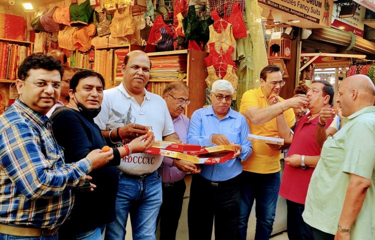 योगी के पुन. सीएम बनने पर व्यापारियों ने मिठाई बांटकर मनाई खुशी