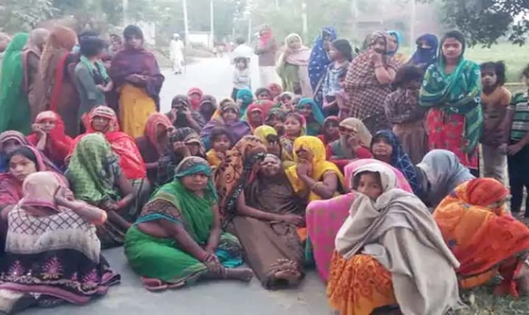 इटावा में पेड़ से झूलता मिला युवक का शव : परिजनों ने हत्या का लगाया आरोप, बीती रात पिता के साथ बैठकर खाया था खाना
