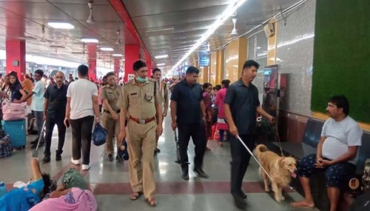 सोमवती अमावस्या स्नान को लेकर हरिद्वार में जीआरपी व आरपीएफ ने डॉग स्क्वायड व बम निरोधक दस्ते के साथ रेलवे स्टेशन पर चेकिंग अभियान चलाया
