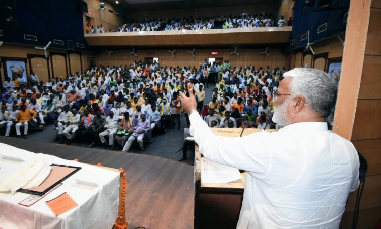 लखनऊ में विस्वैसरिया  भवन में आयोजित जनजातीय जनप्रतिनिधि सम्मेलन को जल शक्ति मंत्री ने किया संबोधित