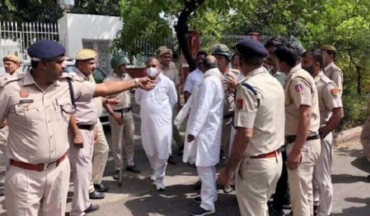 लखनऊ में कांग्रेस कार्यालय के बाहर धारा 144 का नोटिस चस्पा, आराधना मिश्रा सहित कई नेता हाउस अरेस्ट