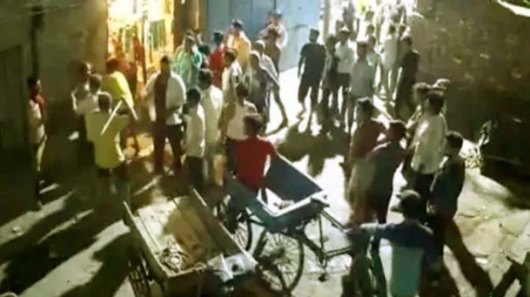 लखनऊ में दरवाजे पर टॉयलेट करने से रोका तो दबंगों ने दुकानदार को सरिए से पीटकर किया घायल