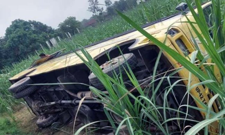 अयोध्या में बच्चों से भरी स्कूली बस पलटी, 10 छात्र घायल, कई की हालत गंभीर