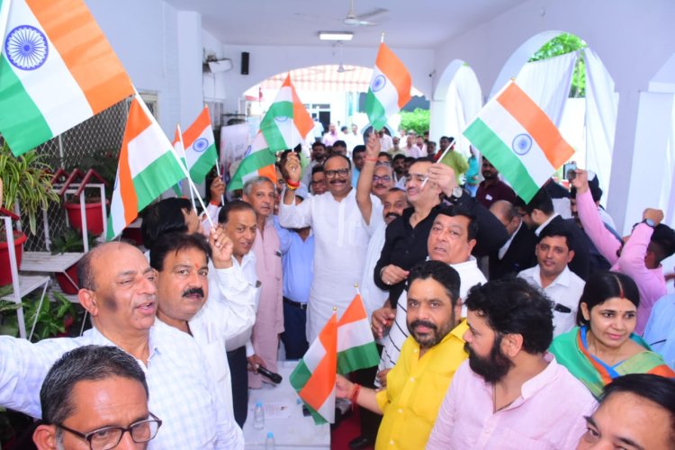उप मुख्यमंत्री ने व्यापारियों से बाजारों में तिरंगा फहराने व दुकाने सजाने की अपील, व्यापारियों के प्रतिनिधिमंडल ने मुलाकात कर भेंट किया तिरंगा