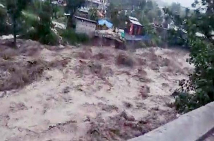 जम्मू-कश्मीर और हिमाचल में बादल फटने से 4 की मौत : महाराष्ट्र में भारी बारिश का अलर्ट; कुल्लू में 10 दुकानें बहीं