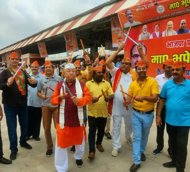 ढोल नगाड़ों से  सिंधी समाज ने किया भाजपा के नए अध्यक्ष का स्वागत