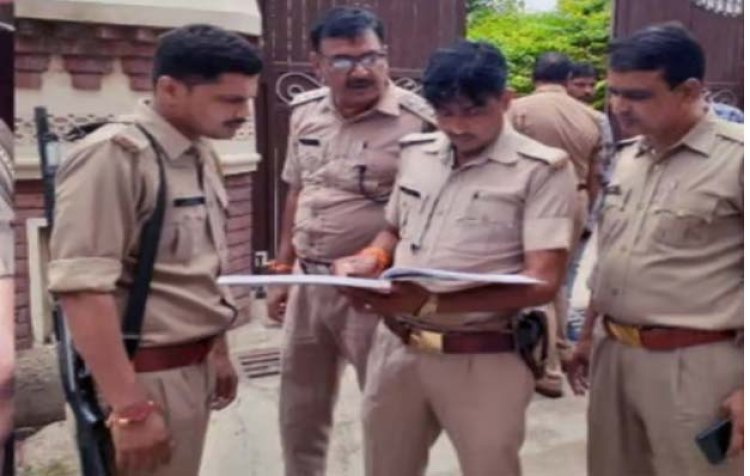 बागपत पुलिस का ओयो होटल में छापा : आपत्तिजनक हालत में मिले कई जोड़े, ताला लगाकर फरार हुए कई संचालक