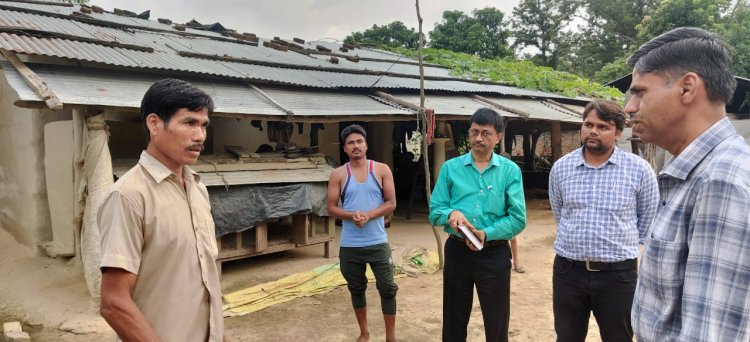 सुदूर सीमावर्ती जंगल स्थित गांव मौरा में कारपोरेशन अध्यक्ष ने विद्युत आपूर्ति की जानकारी ली