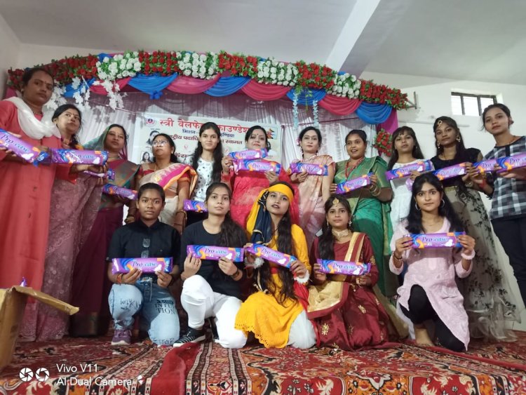 झांसी में स्त्री वेलफेयर फाउंडेशन की यूनिट का हुआ गठन : (प्रोइजी सैनेटरी पैड) का महिलाओं सहित 200 किशोरियों के बीच किया गया वितरण