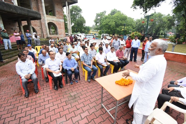 जलशक्ति मंत्री ने सिंचाई विभाग की चतुर्थ श्रेणी महिला कर्मियों को सम्मानित किया