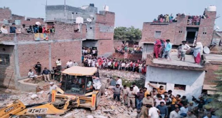 गाजियाबाद गैस सिलेंडर फटने से घर ढहा, दो बच्चों समेत तीन की मौत