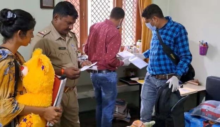 मेरठ के आनंद नर्सिंग कॉलेज में बीएससी तृतीय वर्ष की छात्रा आरजू (20) ने कॉलेज के हॉस्टल में फांसी लगाकर की आत्महत्या