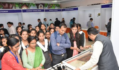 संस्कृति विभाग, उ०प्र० के अधीन संचालित राज्य संग्रहालय में आयोजित मुुद्रा मेला में स्कूली बच्चों को दी गयी जानकारी