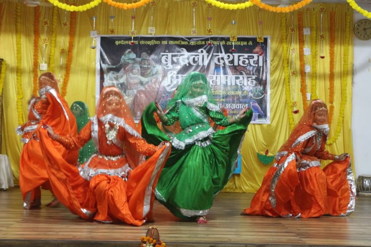 गरबा डांडिया व प्रसिद्ध राई डांस के साथ मनाया गया बुन्देली दशहरा : बुन्देली दशहरा-दीवाली मिलन समारोह में बुन्देली लोक-गीतों ने बांधा समां