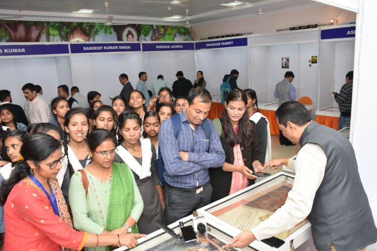 संस्कृति विभाग, उ०प्र० के अधीन संचालित राज्य संग्रहालय में आयोजित मुुद्रा मेला में स्कूली बच्चों को दी गयी जानकारी