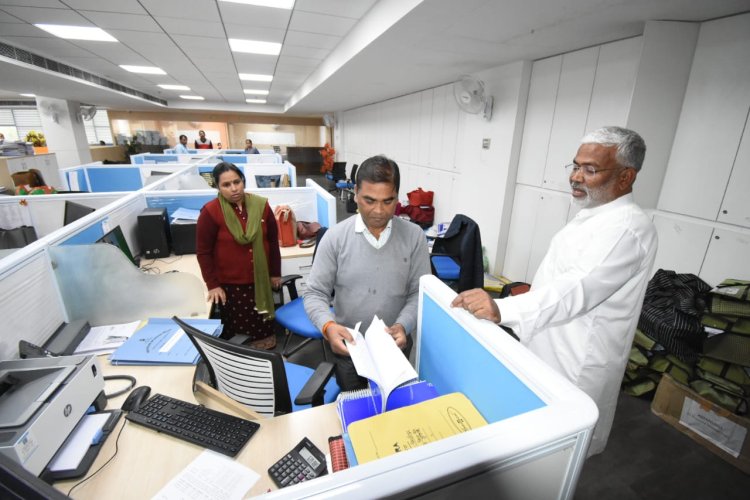 नमामि गंगे ऑफिस में जल शक्ति मंत्री का औचक निरीक्षण, मचा हड़कम्प