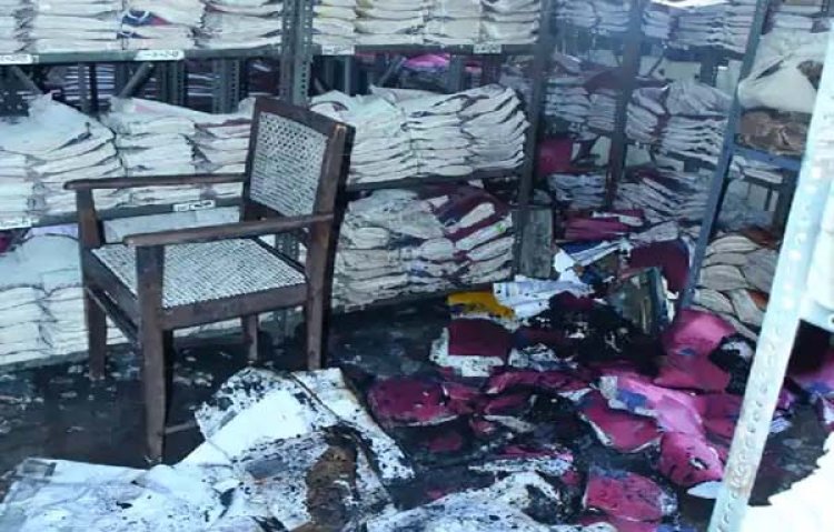 लखनऊ हजरतगंज में यूपी को-ऑपरेटिव बैंक के रिकार्ड रूम में लगी आग : 8वीं मंजिल के वित्त एवं लेखा विभाग के रखे थे वाउचर, जांच