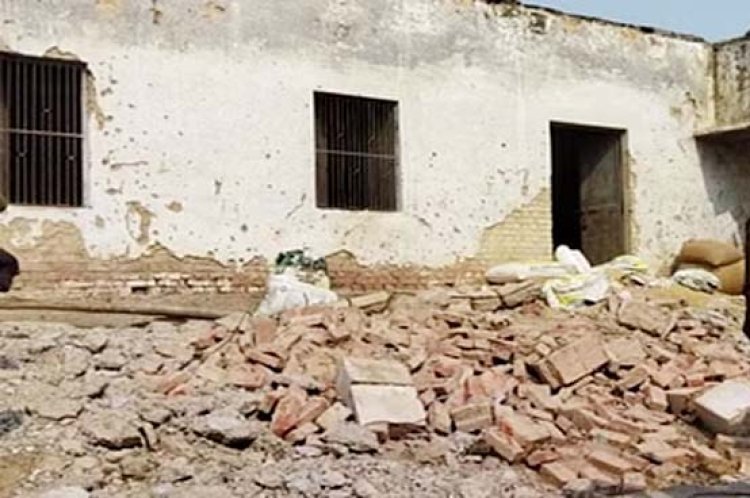 चंदौली में अचानक से गिरा सरकारी स्कूल का छज्जा, तीन युवक दबे, एक की मौत, मचा हड़कंप