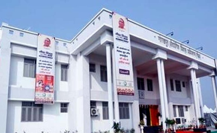 लखनऊ : अनुशासनहीनता के आरोप में गीडा के प्रबंधक बृजेश कुमार अग्रहरि निलंबित, मंत्री नंदी ने की कार्रवाई