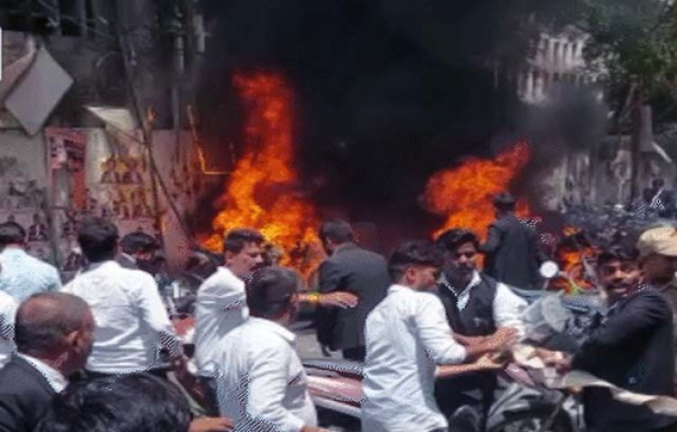 लखनऊ के कैसरबाग स्थिति सिविल कोर्ट की पार्किंग में बिजली का तार टूटकर गिरा, 12 से ज्यादा वकीलों की गाड़ियां जलीं