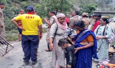 यात्रियों से भरी बस ऋषिकेश-बद्रीनाथ हाईवे पर पलटी :  30 घायल, SDRF की टीम ने किया रेस्क्यू, जयपुर के रहने वाले हैं सभी यात्री