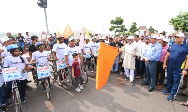 जल संरक्षण के लिए 1090 चौराहे पर जल शक्ति मंत्री के साथ उमड़ा स्कूली बच्चों का सैलाब