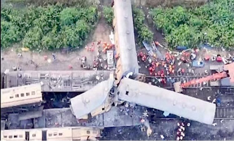 आंध्र प्रदेश के विजयानगरम में हुए रेल हादसे में अब तक मृतकों का आंकड़ा 13 :  हादसे की जांच की जा रही
