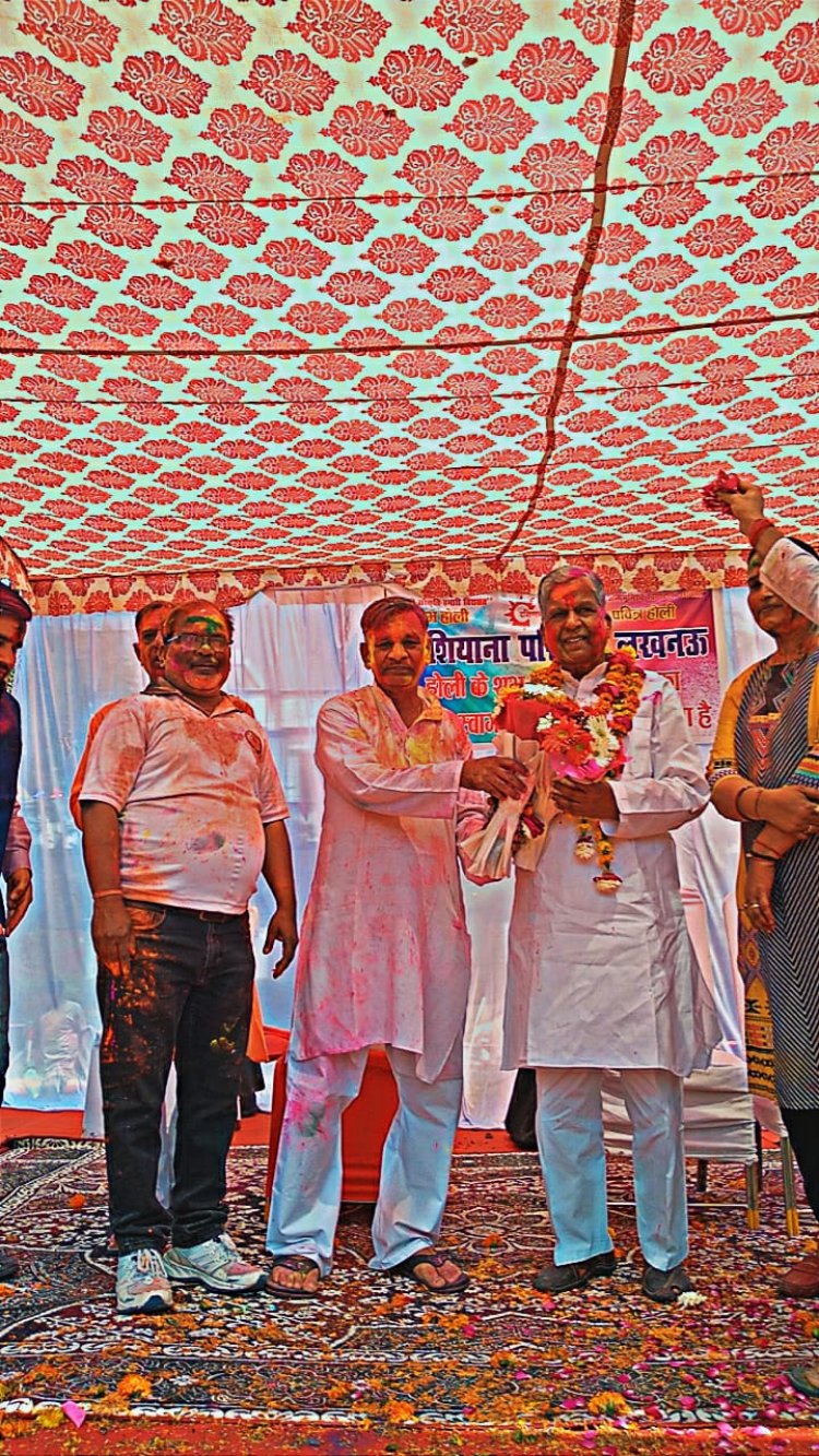 गीतों के बीच आशियाना कालोनी में हुई रंगारंग होली