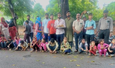 इण्डियन हेल्पलाइन सोसाइटी: विश्वास राज शुक्ला की पुण्यतिथि पर 'ब्रज की रसोई' ने निराश्रित बच्चों को कराया भोजन,दी श्रद्धांजलि
