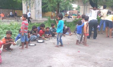 इण्डियन हेल्पलाइन सोसाइटी की पहल 'ब्रज की रसोई' द्वारा विगत कई वर्षों से हो रहा है निःशुल्क भोजन वितरण