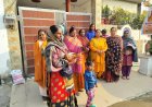 कंबल और शाल पाकर खिले गरीब महिलाओं के चेहरे
