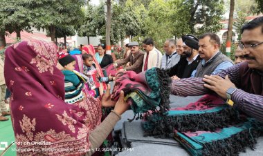 व्यापार मंडल से गरम कपड़े पाकर खिले बंदियों के चेहरे
