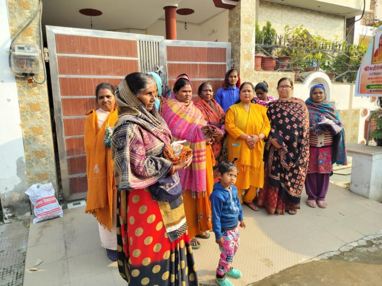 कंबल और शाल पाकर खिले गरीब महिलाओं के चेहरे