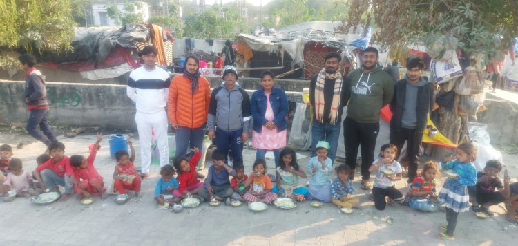 'ब्रज की रसोई' ने गणतंत्र दिवस पर जरूरतमंदों के बीच बांटा मानवता का सुकून और खुशियों का संदेश