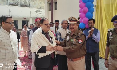 "न्यायालय परिसर में बंदियों के हस्तनिर्मित उत्पादों की धूम, शाहजहांपुर जेल प्रदर्शनी रही आकर्षण का केंद्र"
