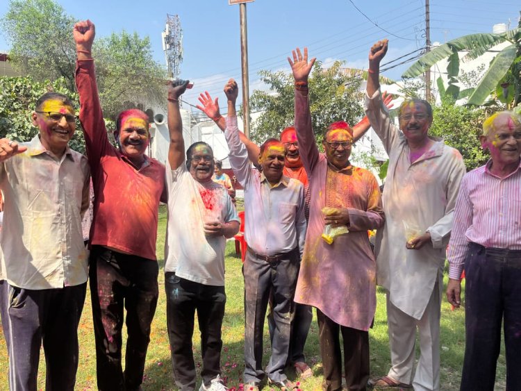 आशियाना कॉलोनी में खूब उड़ा गुलाल और चली ठंडाई