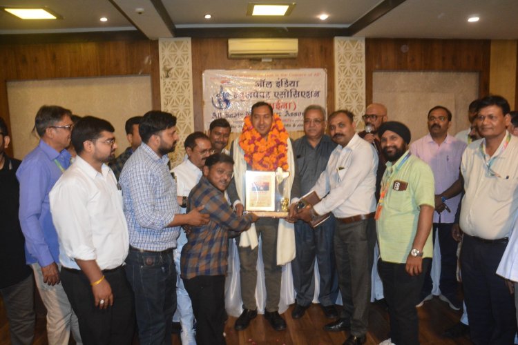 "जर्मनी में छाया भारतीय होम्योपैथी का परचम: डॉ. आदर्श त्रिपाठी को मिला अंतरराष्ट्रीय सम्मान, लखनऊ में हुआ भव्य स्वागत समारोह"