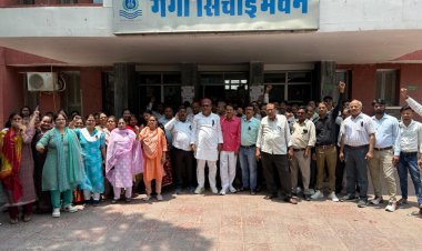 गंगा सिंचाई भवन में कर्मचारियों का जोरदार प्रदर्शन, विभागीय पद समाप्ति के विरोध में बांधी काली पट्टी