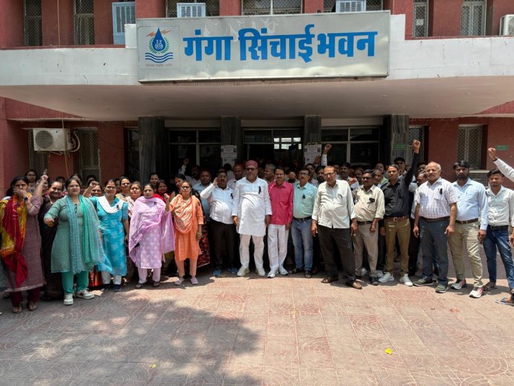 गंगा सिंचाई भवन में कर्मचारियों का जोरदार प्रदर्शन, विभागीय पद समाप्ति के विरोध में बांधी काली पट्टी